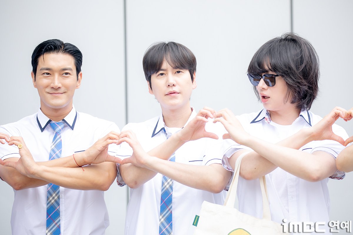 imbcenews's tweet photo. [포토] 슈퍼주니어 9인, 티격태격 찐 우정 
#슈퍼주니어 #SUPERJUNIOR #이특 #LEETEUK #희철 #HEECHUL 
#예성 #YESUNG #신동 #SHINDONG #은혁 #EUNHYUK 
#시원 #SIWON #동해 #DONGHAE #려욱 #RYEOWOOK 
#규현 #KYUHYUN #아는형님 #JTBC #출근길_250703 [iMBC연예]

이날 슈퍼주니어는 20주년 컴백을 맞아 9인 (이특, 희철, 예성, 신동, 은혁, 동해, 시원, 려욱, 규현)이 교복을 입고 출근길에 참석해 자리를 빛냈다.

⬇️고화질 Click Plz⬇️
https://t.co/JWVwygybez