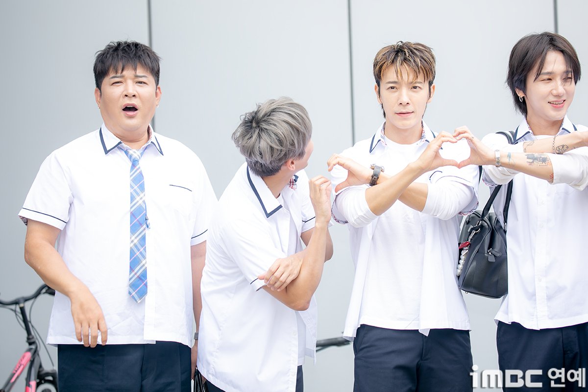 imbcenews's tweet photo. [포토] 슈퍼주니어 9인, 불협화음 속 화합 
#슈퍼주니어 #SUPERJUNIOR #이특 #LEETEUK #희철 #HEECHUL
#예성 #YESUNG #신동 #SHINDONG #은혁 #EUNHYUK
#시원 #SIWON #동해 #DONGHAE #려욱 #RYEOWOOK
#규현 #KYUHYUN #아는형님 #JTBC #출근길_250703 [iMBC연예]

이날 슈퍼주니어는 20주년 컴백을 맞아 9인 (이특, 희철, 예성, 신동, 은혁, 동해, 시원, 려욱, 규현)이 교복을 입고 출근길에 참석해 자리를 빛냈다.

⬇️고화질 Click Plz⬇️
https://t.co/JWVwygyJ47