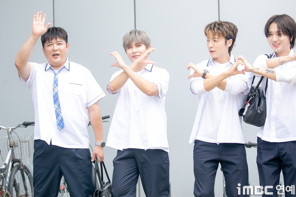 imbcenews's tweet photo. [포토] 슈퍼주니어 9인, 불협화음 속 화합 
#슈퍼주니어 #SUPERJUNIOR #이특 #LEETEUK #희철 #HEECHUL
#예성 #YESUNG #신동 #SHINDONG #은혁 #EUNHYUK
#시원 #SIWON #동해 #DONGHAE #려욱 #RYEOWOOK
#규현 #KYUHYUN #아는형님 #JTBC #출근길_250703 [iMBC연예]

이날 슈퍼주니어는 20주년 컴백을 맞아 9인 (이특, 희철, 예성, 신동, 은혁, 동해, 시원, 려욱, 규현)이 교복을 입고 출근길에 참석해 자리를 빛냈다.

⬇️고화질 Click Plz⬇️
https://t.co/JWVwygyJ47