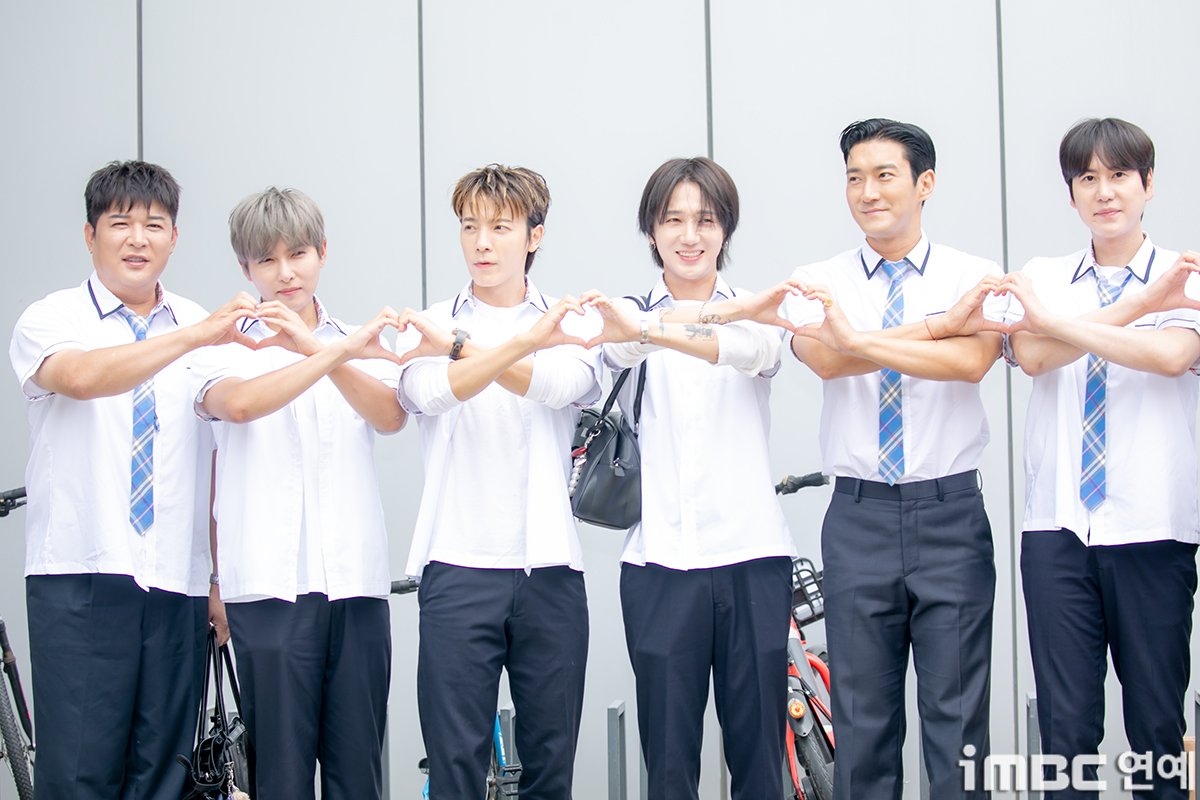 imbcenews's tweet photo. [포토] 슈퍼주니어 9인, 불협화음 속 화합 
#슈퍼주니어 #SUPERJUNIOR #이특 #LEETEUK #희철 #HEECHUL
#예성 #YESUNG #신동 #SHINDONG #은혁 #EUNHYUK
#시원 #SIWON #동해 #DONGHAE #려욱 #RYEOWOOK
#규현 #KYUHYUN #아는형님 #JTBC #출근길_250703 [iMBC연예]

이날 슈퍼주니어는 20주년 컴백을 맞아 9인 (이특, 희철, 예성, 신동, 은혁, 동해, 시원, 려욱, 규현)이 교복을 입고 출근길에 참석해 자리를 빛냈다.

⬇️고화질 Click Plz⬇️
https://t.co/JWVwygyJ47
