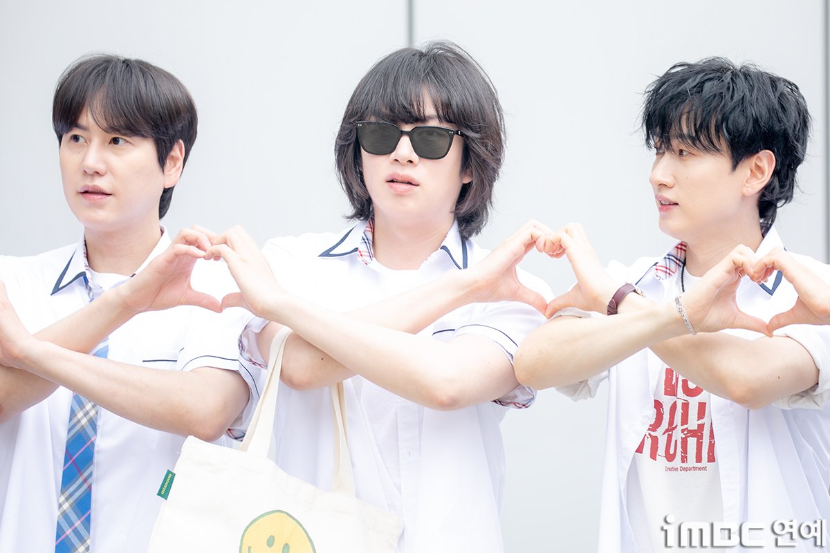 [포토] 슈퍼주니어 9인, 데뷔 20주년 맞았어요 
#슈퍼주니어 #SUPERJUNIOR #이특 #LEETEUK #희철 #HEECHUL
#예성 #YESUNG #신동 #SHINDONG #은혁 #EUNHYUK
#시원 #SIWON #동해 #DONGHAE #려욱 #RYEOWOOK
#규현 #KYUHYUN #아는형님 #JTBC #출근길_250703 [iMBC연예]

이날 슈퍼주니어는 20주년 컴백을