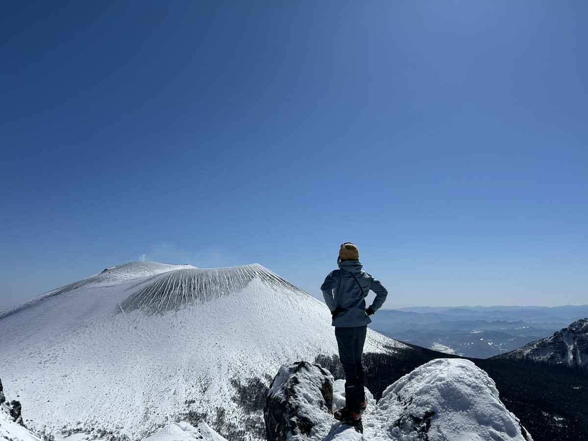 埼玉ゆず地方、もうめちゃ暑い🥵のでせめて雪山の写真で涼もう🍧　3月の浅間山を外輪山から。＃ヤマレコ冒険写真