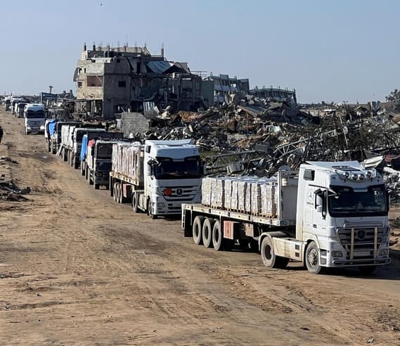 בסיפור הכנסת המשאיות לעזה אין ביידן, אין בג"צ, אין רונן בר, אין הרצי הלוי, אין גנץ בממשלה - אין תירוצים.

למרות שסמוטריץ' אמר "אף גרגיר" והכריז שמרכזי הסיוע ההומניטרי החדשים הם "נקודת המפנה במלחמה", למרות הציוצים הלוחמניים של בן גביר, למרות ההבטחות של נתניהו וישראל כ"ץ, למרות
