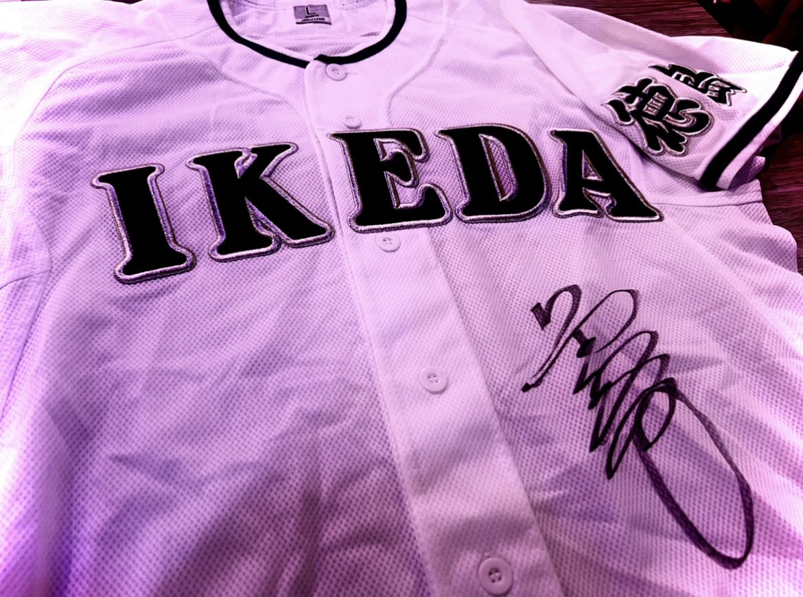 BaseRung's tweet photo. #横浜スタジアム での出店が始まっております🏟️
先日、搬入待ちをしていたら畠山準さんがわざわざ今シーズンのユニフォームを
これ持って行き〜
と渡してくれました😭🙏
毎回声を掛けに来てくださったりして有難い限りです⚾️今日も暑いですが皆様くれぐれも熱中症にはお気をつけください🫡
#ベーラン https://t.co/x6sI4ESTWV