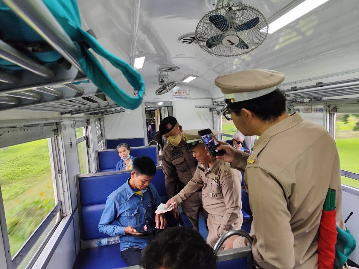 🚂 Police Track Down Passenger Onboard Rapid Train 136 to Return Forgotten Change

On Rapid Train No. 136 (Ubon Ratchathani – Krung Thep Aphiwat Station), railway police and train staff worked together to track down a passenger who had accidentally left his change behind after