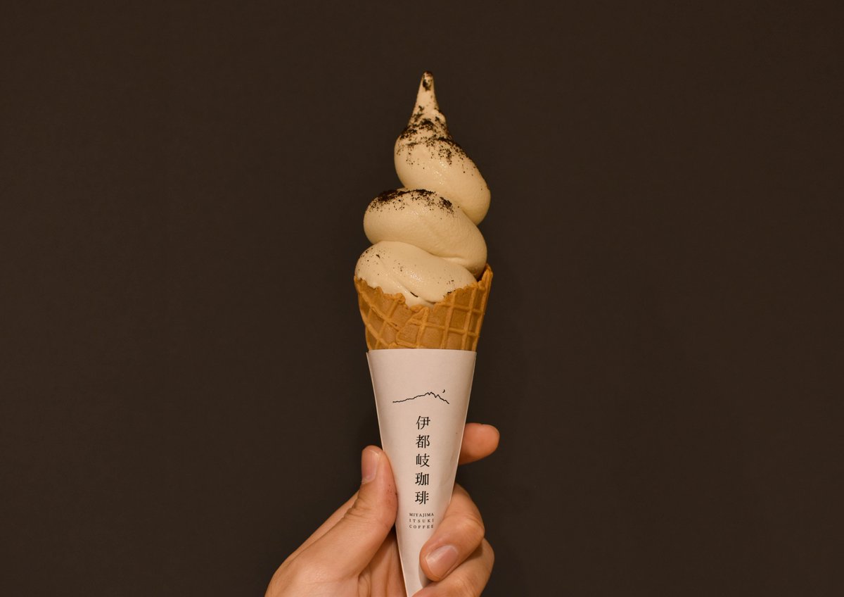 今日はソフトクリームの日🍦

広島空港前「八天堂ビレッジ」内「天空カフェ＆ファクトリー」では、広島「宮島」のスペシャルティコーヒー専門店「伊都岐珈琲」とコラボレーションしたソフトクリームを販売中☕

コーヒーとバニラの甘みがマッチしてたまらんのじゃぁ🤤

hattendo-village.jp/restaurant/ten…