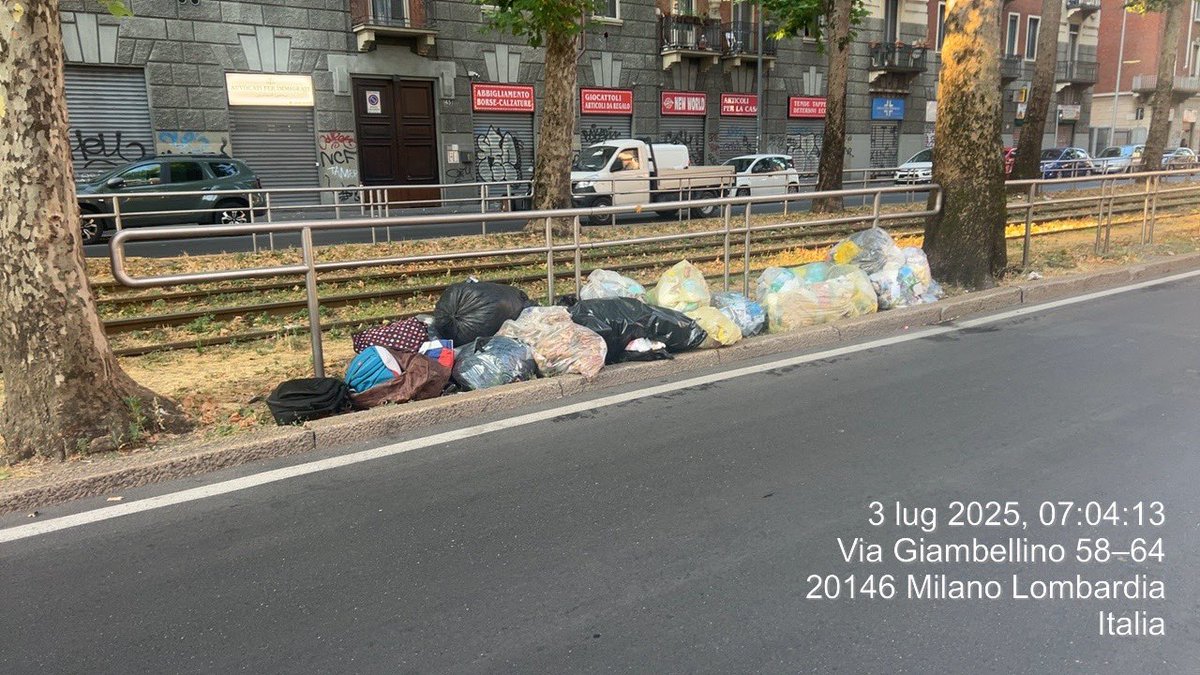 Mysty77milano's tweet photo. Buon giorno @amsa_spa via giambellino 58 e civico 60 rifiuti abbandonati nello stesso punto della segnalazione del 20/06/2025. (Sul lato binari del tram). Grazie https://t.co/XbOJPGY0XE