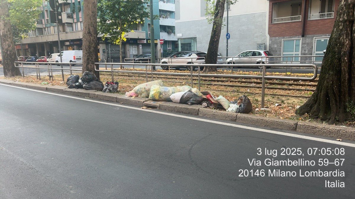 Mysty77milano's tweet photo. Buon giorno @amsa_spa via giambellino 58 e civico 60 rifiuti abbandonati nello stesso punto della segnalazione del 20/06/2025. (Sul lato binari del tram). Grazie https://t.co/XbOJPGY0XE