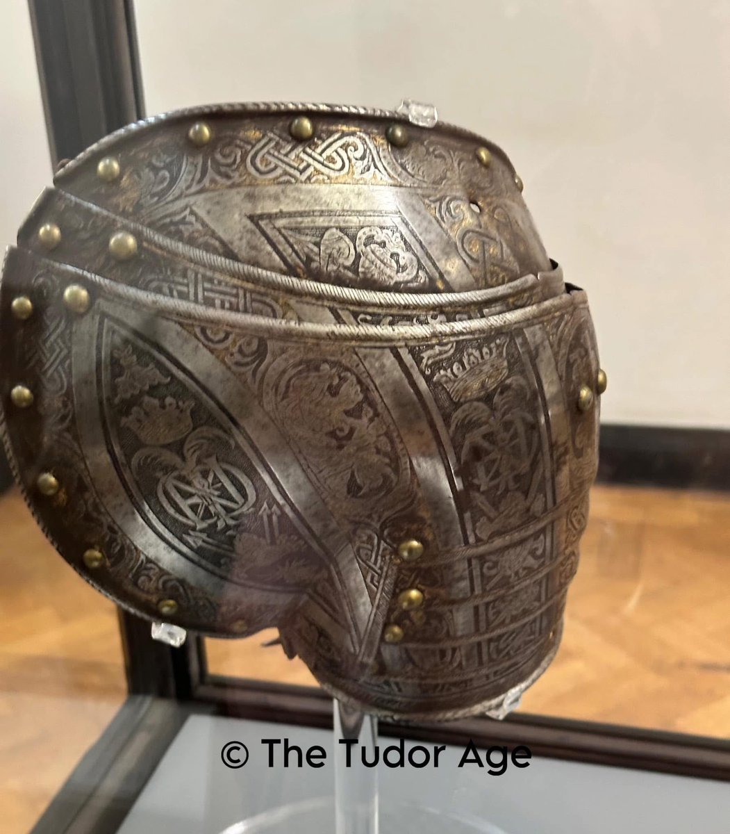 TudorAge1973's tweet photo. #ThrowbackThursday
Pauldron and Gauntlet
Milan
Pompeo della Cesa
c.1580
https://t.co/fAoIeEfsfz
#Pauldron #Gauntlet #Steel #Etched #Gilded #PompeodellaCesa #SpanishCourt #Milan #Italy #History https://t.co/dEkvc2kalT