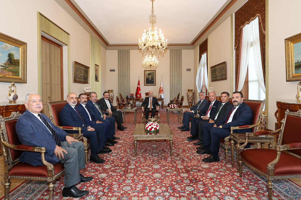 TBMM Meclis Başkanı Numan Kurtulmuş’a Hayırlı Olsun Ziyareti

TOBB Başkanımız Sayın Rıfat Hisarcıklıoğlu ile birlikte, Organize Sanayi Bölgesi Yönetim Kurulu Başkanımız Mustafa Fidan, Diyarbakır Ticaret ve Sanayi Odası Başkanı Mehmet Kaya ve Diyarbakır Ticaret Borsası Başkanı