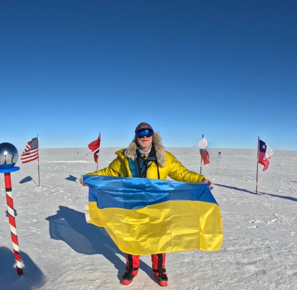 🇱🇻 Latvian mountaineer and military man walked 120 km to the South Pole to help Ukraine.

In −40°C, Juris Ulmanis skied 5-8 hours a day, pulling a sled weighing about 40 kg. In the end, the Latvian covered 120 km.

🇺🇦 Reaching the South Pole, the mountaineer unfurled the