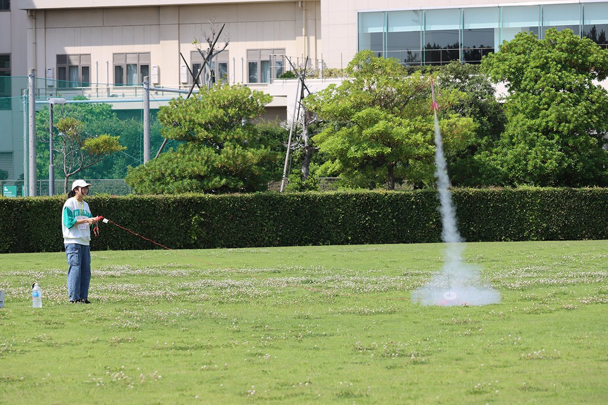 RocketGirl_CIT's tweet photo. いざ #モデルロケット 発射編！
天気にも恵まれ雲一つない快晴です！！
TAの皆さんに補助をしていただきながら
3.2.1...発射!
無事打ちあがりました！
その後チーム分けがあり今後約半年間チーム内で協力して高校生が #ハイブリットロケット を作っていきます！ https://t.co/Glu69A1SQD