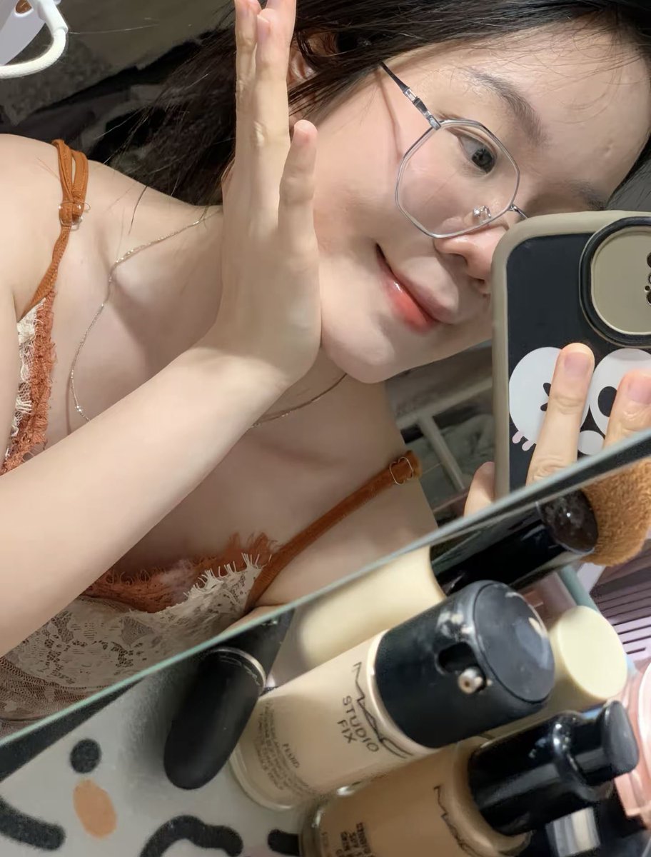 『最爱眼镜妹第294期』［原创］像内衣蕾丝边一样的衣服总能使人激动。
评分：8.6
＃自信女人 ＃眼镜妹 ＃眼镜控 ＃反差 ＃清纯女大 ＃眼镜女生 ＃有点东西 ＃好身材 ＃反差婊 ＃小清新