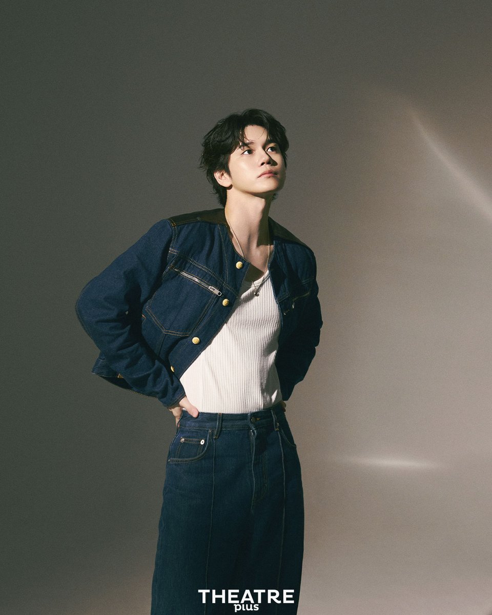 [인터뷰🎙] 배우 옹성우가 연극 <#셰익스피어인러브>로 처음 연극 무대에 데뷔합니다. 처음이란 단어가 주는 설렘과 긴장감 사이, 옹성우는 자신만의 단단함으로 그 간극을 채워가고 있었는데요. 열정이 가득한 그의 시간들을 7월호에서 들어보시죠 📚
-
📲blog.naver.com/theatreplus/22…