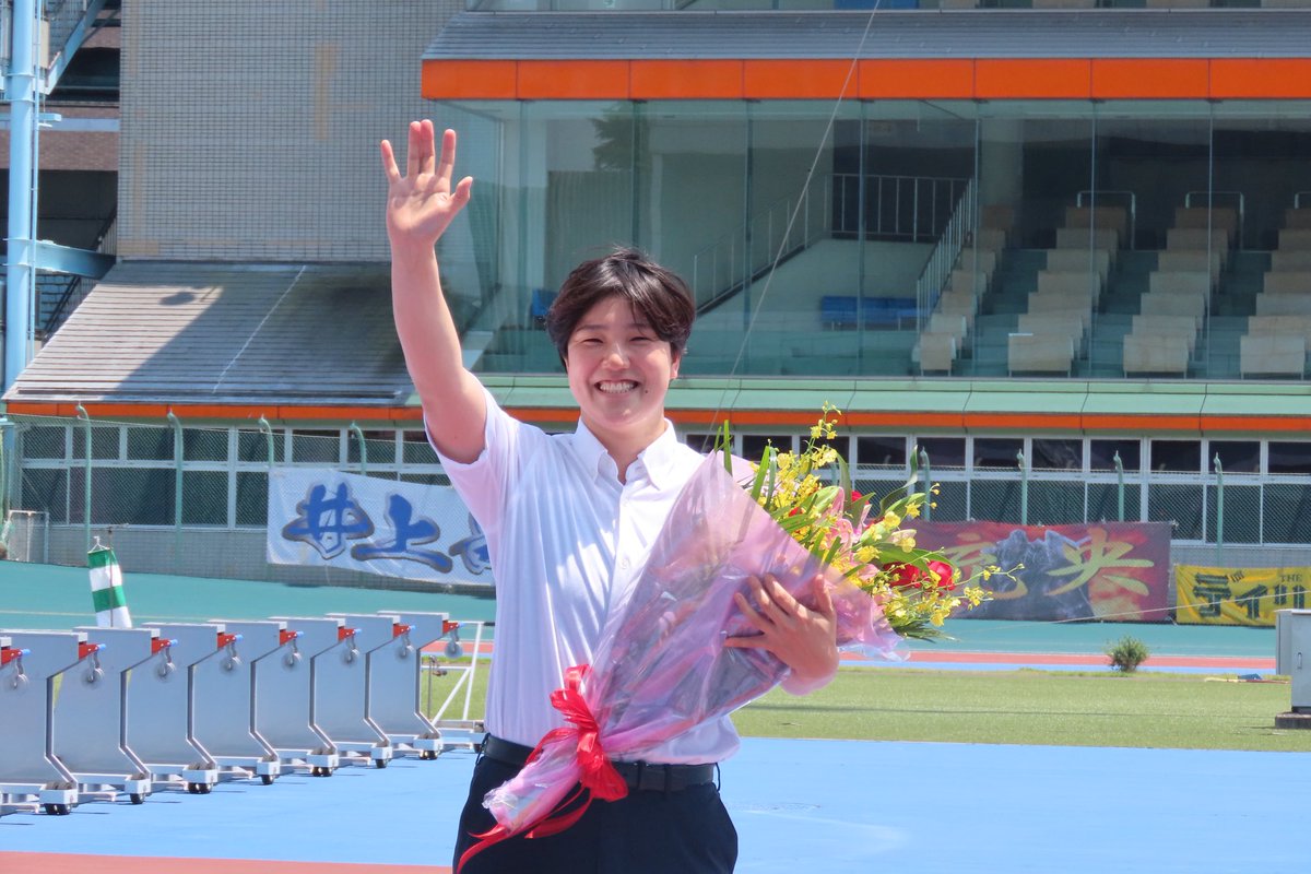 🦅#たちかわ競輪 🦅
🐯デイリースポーツ杯FⅠ🐯

✨7月3日(木)✨
先日500勝を達成した
#小林莉子 選手の表彰式典と
トークショーを行いました🏆📸

多くのお客様にご観覧いただき
思い出のレースや今後の目標など
沢山語ってくださいました🥰

これからも
小林莉子選手の応援
よろしくお願いします🚴‍♀️💕
