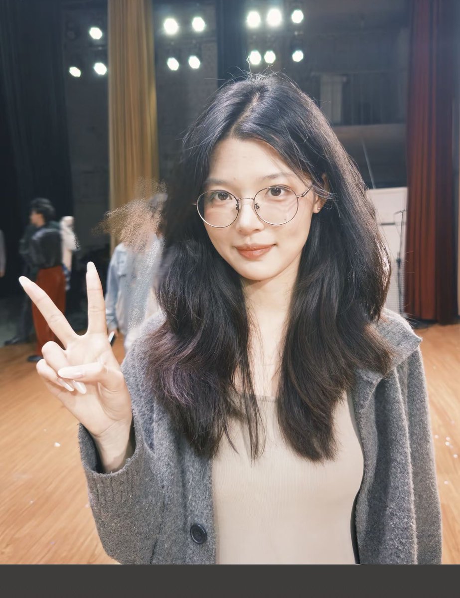 『最爱眼镜妹第295期』［原创］生的如此标准，天生就是为戴眼镜而准备的。
评分：9.1❤️‍🔥
＃自信女人 ＃眼镜妹 ＃眼镜控 ＃反差 ＃清纯女大 ＃眼镜女生 ＃有点东西 ＃好身材 ＃反差婊 ＃小清新