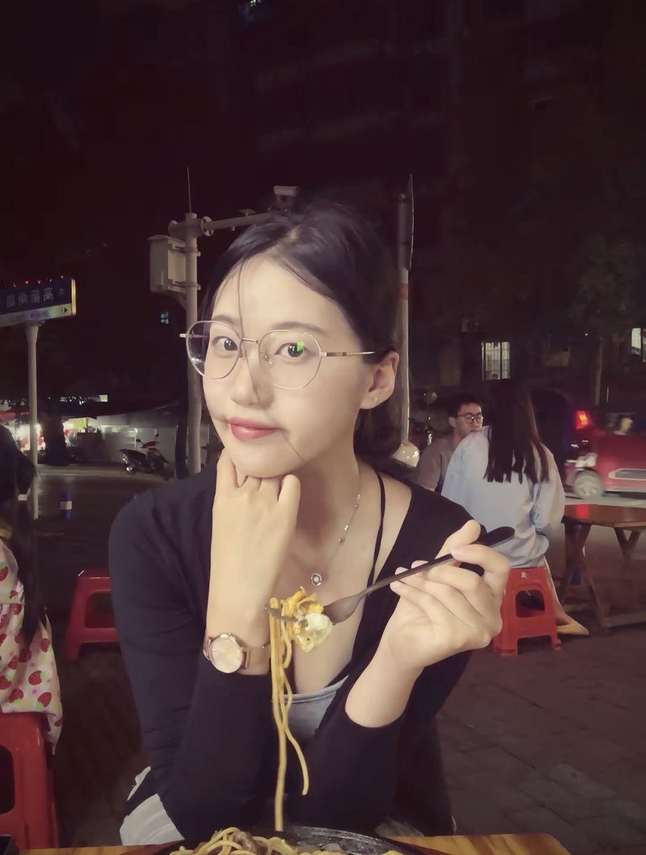 『最爱眼镜妹第298期』［原创］在大学里已学会自己今后的风格气质也是件好事。
评分：9.1💞
＃自信女人 ＃眼镜妹 ＃眼镜控 ＃反差 ＃清纯女大 ＃眼镜女生 ＃有点东西 ＃好身材 ＃反差婊 ＃小清新