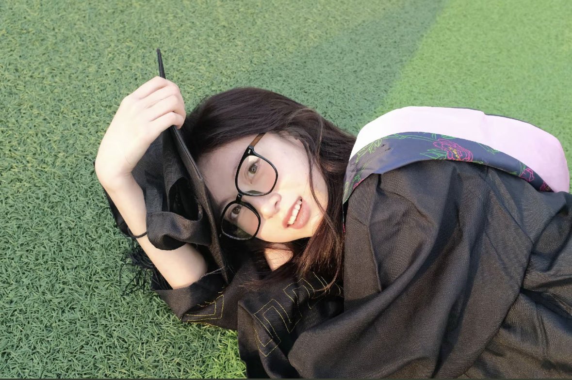 『最爱眼镜妹第297期』［原创］终于毕业了，眼里还有光，全是对未知生活的渴望，但实际社会上全是🐔8在伺机而动，只因你太美。
评分：9.0💗
＃自信女人 ＃眼镜妹 ＃眼镜控 ＃反差 ＃清纯女大 ＃眼镜女生 ＃有点东西 ＃好身材 ＃反差婊 ＃小清新