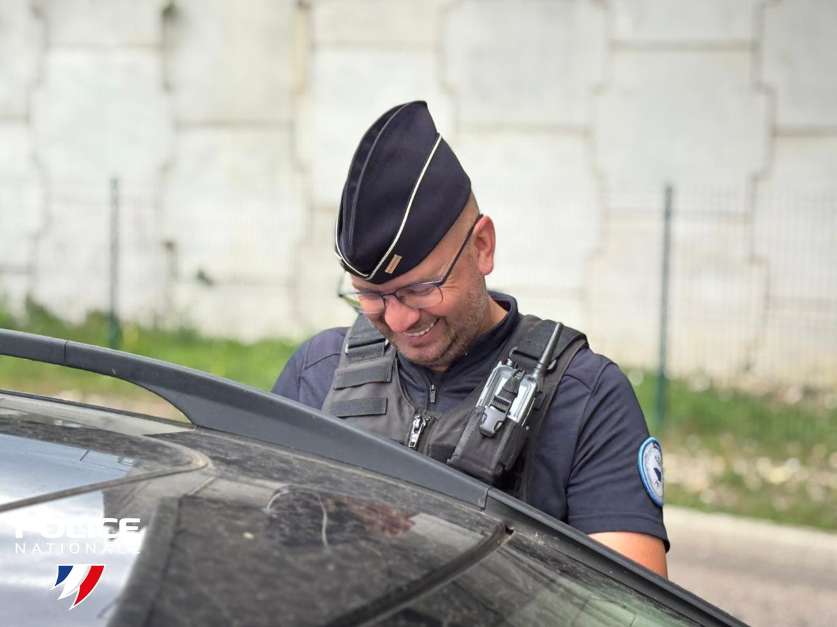 📸 #JeudiPhoto | Un sourire capté sur le terrain 👮‍♂️👮‍♀️
Parce que derrière chaque uniforme, il y a une personne engagée, bienveillante et proche de la population.

👏 Merci à nos policiers #Seinomarins pour leur professionnalisme au quotidien !
#PoliceNationale #SeineMaritime