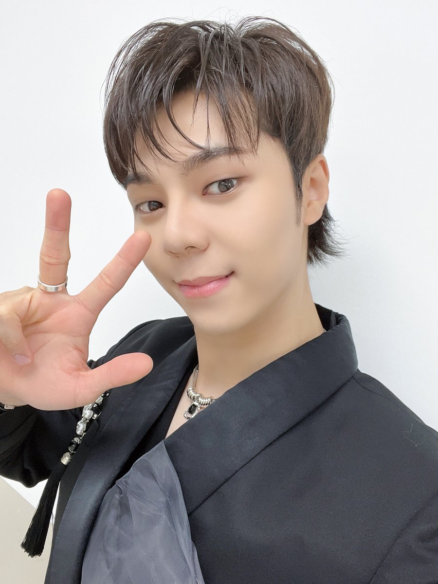 𝐂𝐑𝐄𝐙𝐋’𝐬 𝐒𝐏𝐈𝐍-𝐎𝐅𝐅 : 𝐌𝐎𝐔𝐋𝐈𝐍 𝐑𝐎𝐔𝐙𝐋

프레즐 여러분을 만나기까지 D-3 🥨🧡
오늘은 #수인 님의 셀카! 어떤 공연으로 프레즐 여러분을 찾아갈까요❓

#CREZL #크레즐
#김수인 #SPINOFF #MOULIN_ROUZL