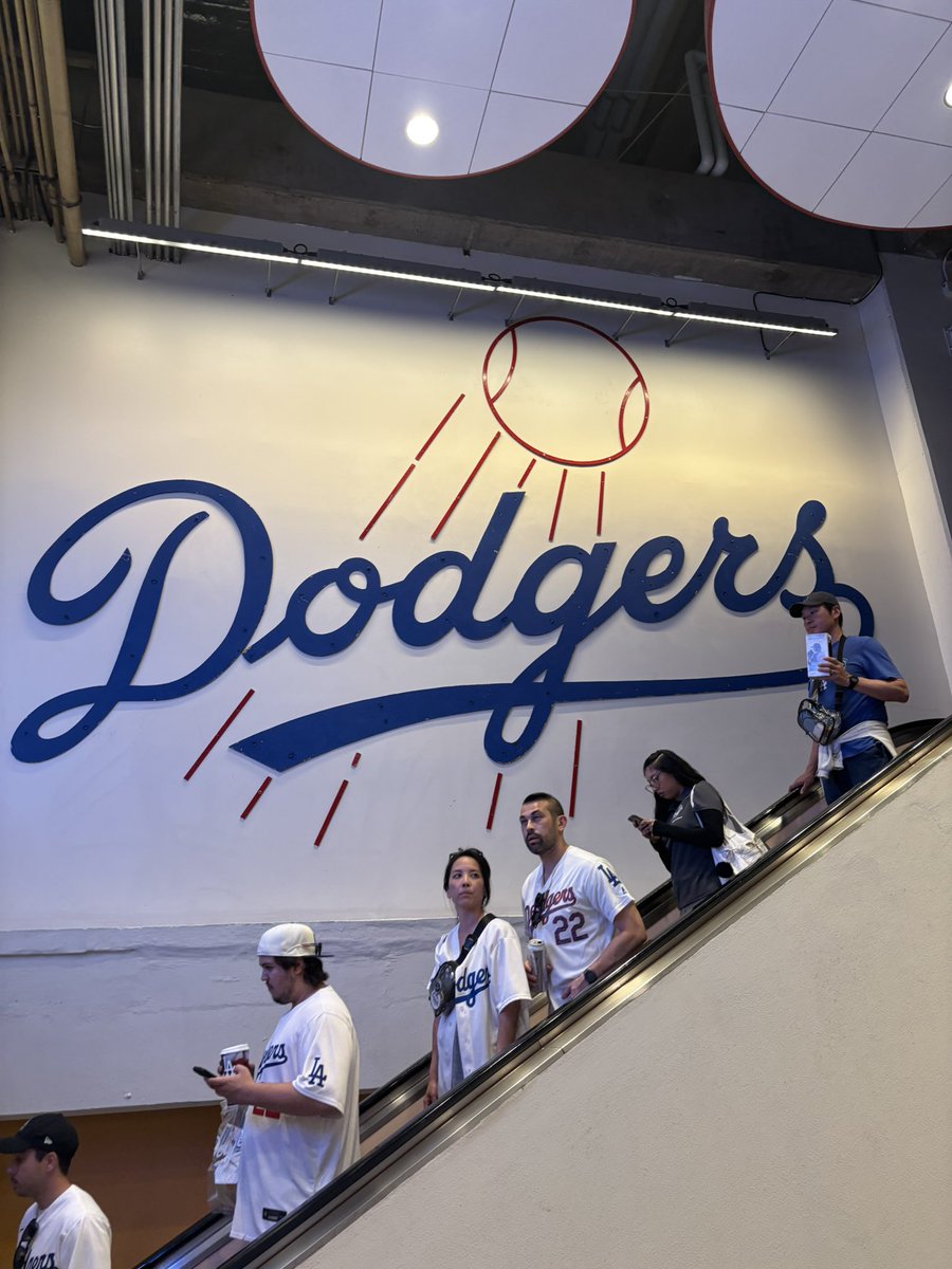 Livinghardnow's tweet image. #ドジャーススタジアム
#大谷翔平
#山本由伸人形もらえた
#逆転サヨナラ

でもファンではないので、大谷のホームラン見たかった