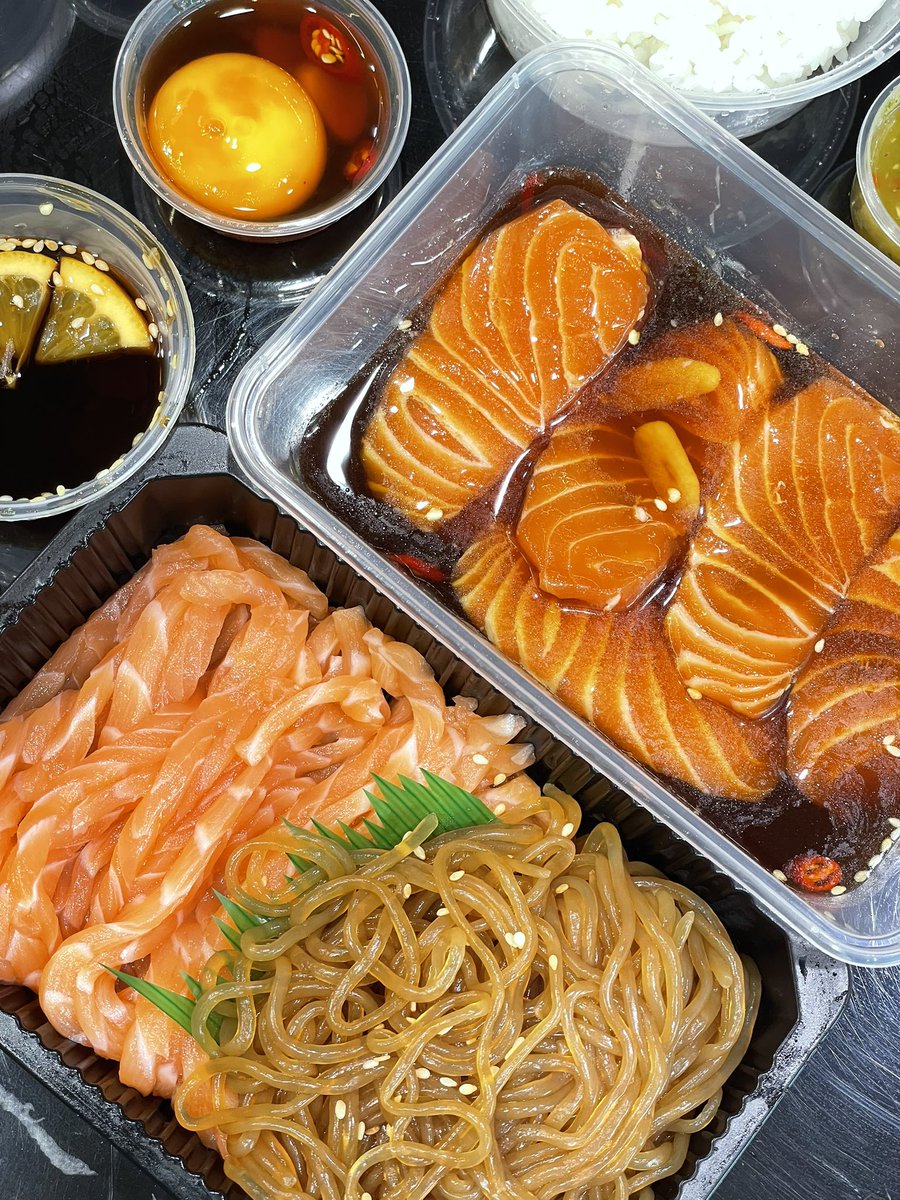 dephne (@bbllake) on Twitter photo หากินตามคนในทวิตอีกแล้วค่ะ รอบนี้ลองหมี่ม่อนจุ่ม เส้นชิราตากิอร่อยมากกก กินคู่กับน้ำจิ้มพอนสึคือพอดี ซอสไข่ดองก็นัวๆ แต่ส่วนตัวคิดว่ากินกับข้าวปังกว่า น้ำจิ้มซีฟู้ดที่ได้จากอีกชุดคือแซ่บถูกใจ กินคู่กับแซลม่อนอร่อยมาก
สั่งจากร้าน <a href="/Samon_Salmons/">Samon Salmon (สะมง แซลมอน)</a> ค่า หากินตามคนในทวิตอีกแล้วค่ะ รอบนี้ลองหมี่ม่อนจุ่ม เส้นชิราตากิอร่อยมากกก กินคู่กับน้ำจิ้มพอนสึคือพอดี ซอสไข่ดองก็นัวๆ แต่ส่วนตัวคิดว่ากินกับข้าวปังกว่า น้ำจิ้มซีฟู้ดที่ได้จากอีกชุดคือแซ่บถูกใจ กินคู่กับแซลม่อนอร่อยมาก
สั่งจากร้าน <a href="/Samon_Salmons/">Samon Salmon (สะมง แซลมอน)</a> ค่า