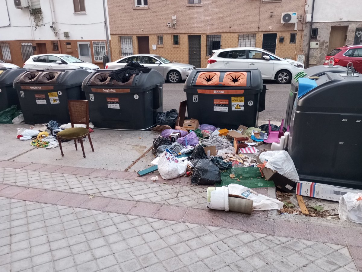Pues por el motivo que sea, aquí,ni recogen, ni limpian, ni nada....
Mismos contenedores, fotos del Lunes, martes, miércoles y hoy jueves,
#simancasabandonado
#madridestasucio