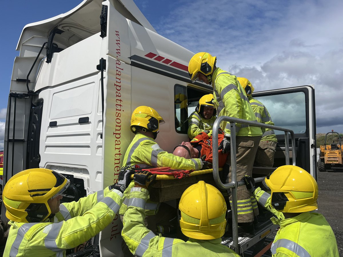 GLTechRescue's tweet image. Heavy Rescue Operators Courses for @NlandFRS Bespoke course built around their SRU equipment inventory. 

 Loads of new learning and a lot of fun👏

Thanks to @VimpexMartin and @HolmatroUK for your support 👍

#heavyrescue  #NFCC #extrication @_ukro