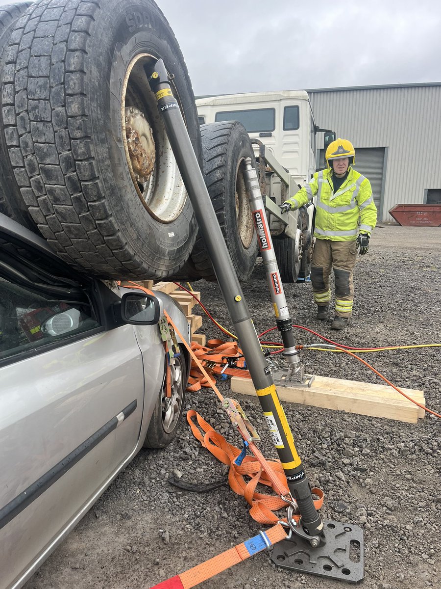 GLTechRescue's tweet image. Heavy Rescue Operators Courses for @NlandFRS Bespoke course built around their SRU equipment inventory. 

 Loads of new learning and a lot of fun👏

Thanks to @VimpexMartin and @HolmatroUK for your support 👍

#heavyrescue  #NFCC #extrication @_ukro