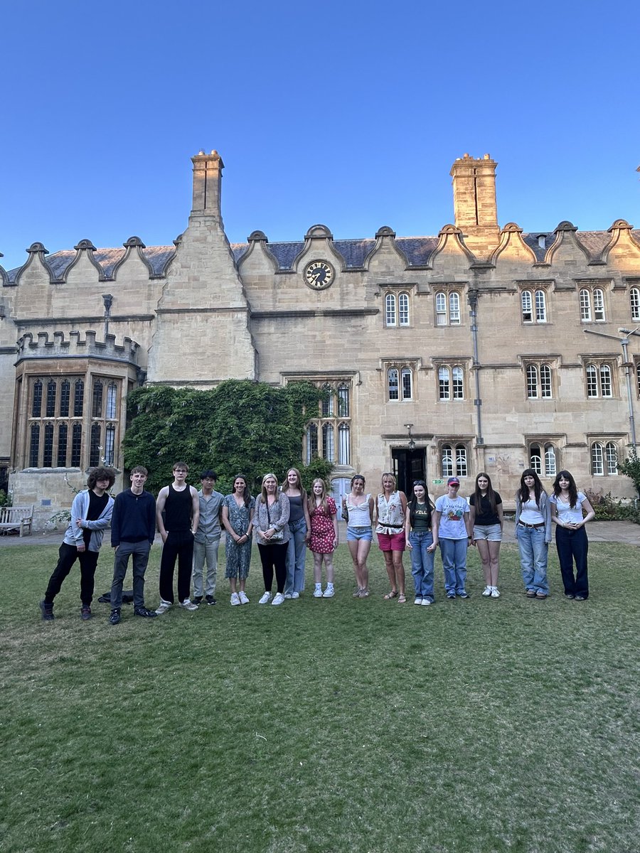 crickhowellhs's tweet image. A great first evening on Oxford with @TheSerenAcademy learners β¨. Met a lovely student who showed us around @UniofOxford Off to the Open Days today! Diolch @powyseducation for arranging!