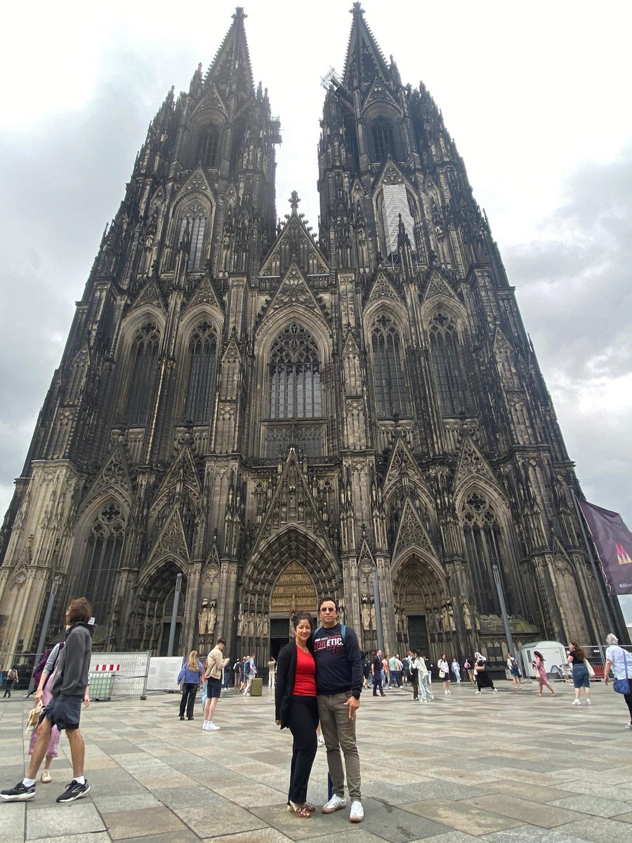 mymarylez's tweet photo. Con @HyenukChu @somoscdi no solo se aprende a invertir 📊 y de finanzas 🤑también se hacen amigos que te reciben y te permiten visitar sitios espectaculares 🇩🇪. Gracias @GarcesLosada por tu grandiosa hospitalidad. Digno integrante del Capítulo de Bogotá 🇨🇴 💛💛❤️❤️ https://t.co/G45GwD9n0P