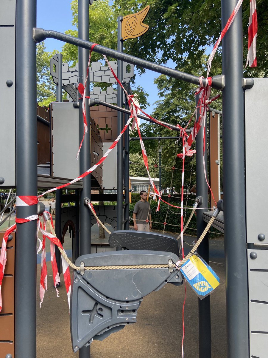 llautrid's tweet photo. @Paris19e @FrancoisDagnaud 
Il y a un problème grave de sécurité place des fêtes. Les vacances d'été vont accroître le nombre d'enfants sur ces jeux. Une bousculade et ce sera le drame. Les fils rouges et blanc, ce n'est pas sérieux ! https://t.co/p5IsxbSYvz