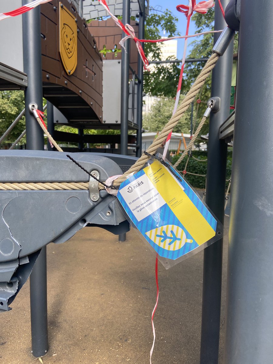 llautrid's tweet photo. @Paris19e @FrancoisDagnaud 
Il y a un problème grave de sécurité place des fêtes. Les vacances d'été vont accroître le nombre d'enfants sur ces jeux. Une bousculade et ce sera le drame. Les fils rouges et blanc, ce n'est pas sérieux ! https://t.co/p5IsxbSYvz