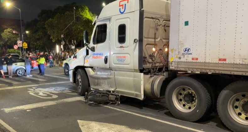 IroniaLD's tweet photo. #ULTIMAHORA
Un #motociclistas resulta #lesionado de una pierna tras ser #impactado por un #Trailer en el cruce de Dr. Río de la Loza y Dr. Vertiz, col. Doctores.
Alc. #Cuauhtemoc
#PrecauciónVial https://t.co/f117wOOD91