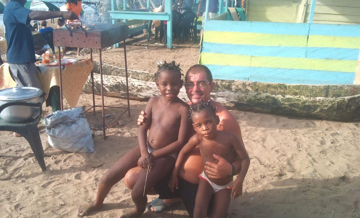 Sois muuu pesaos!! Ahi va la foto familiar de Juan Carlos "El Orejas". Ahhhh! y por cierto... hoy se ha puesto los zapatos. Sus niñas tienen hoy 29 y 26 añitos y son clavaitas al padre!!