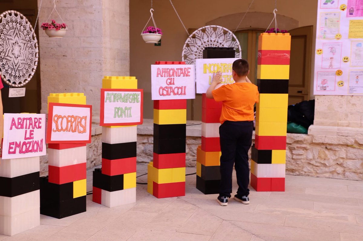 𝐌𝐞𝐫𝐜𝐨𝐥𝐞𝐝ì 𝟐𝟖 𝐌𝐚𝐠𝐠𝐢𝐨 c/o il Chiostro del Comune di Corato abbiamo dedicato un evento di restituzione in omaggio a due nostri progetti che hanno coinvolto i bambini e la scuola: sCOOLFOOD e 𝐂.𝐀.𝐑.𝐄.
Abbiamo condiviso con le famiglie e la comunità quanto