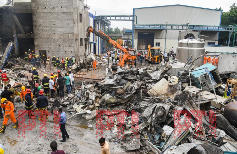 LokmatTimes_ngp's tweet image. #Telangana: Nine people still missing after massive explosion at Sigachi Industries' pharma plant in Pashamylaram, Sangareddy. An expert committee will visit the site to investigate the incident that claimed 38 lives and left 35 injured. #PlantExplosion #Sangareddy #PharmaPlant