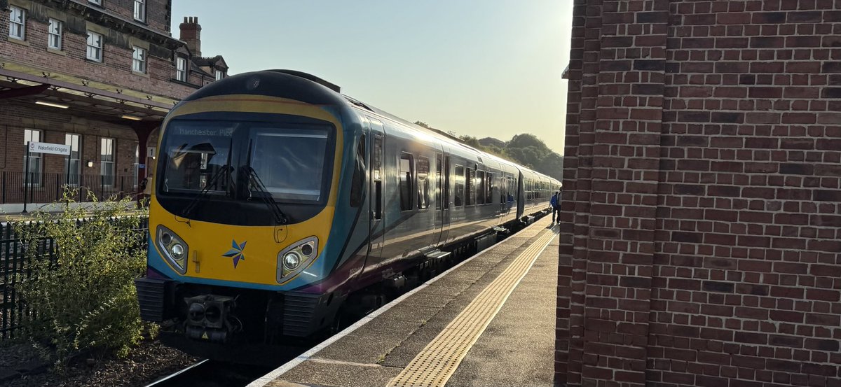 Percypotter49's tweet image. #class185 140 @ Wakefield kirkgate 2U26 0552 York to Manchester Piccadilly