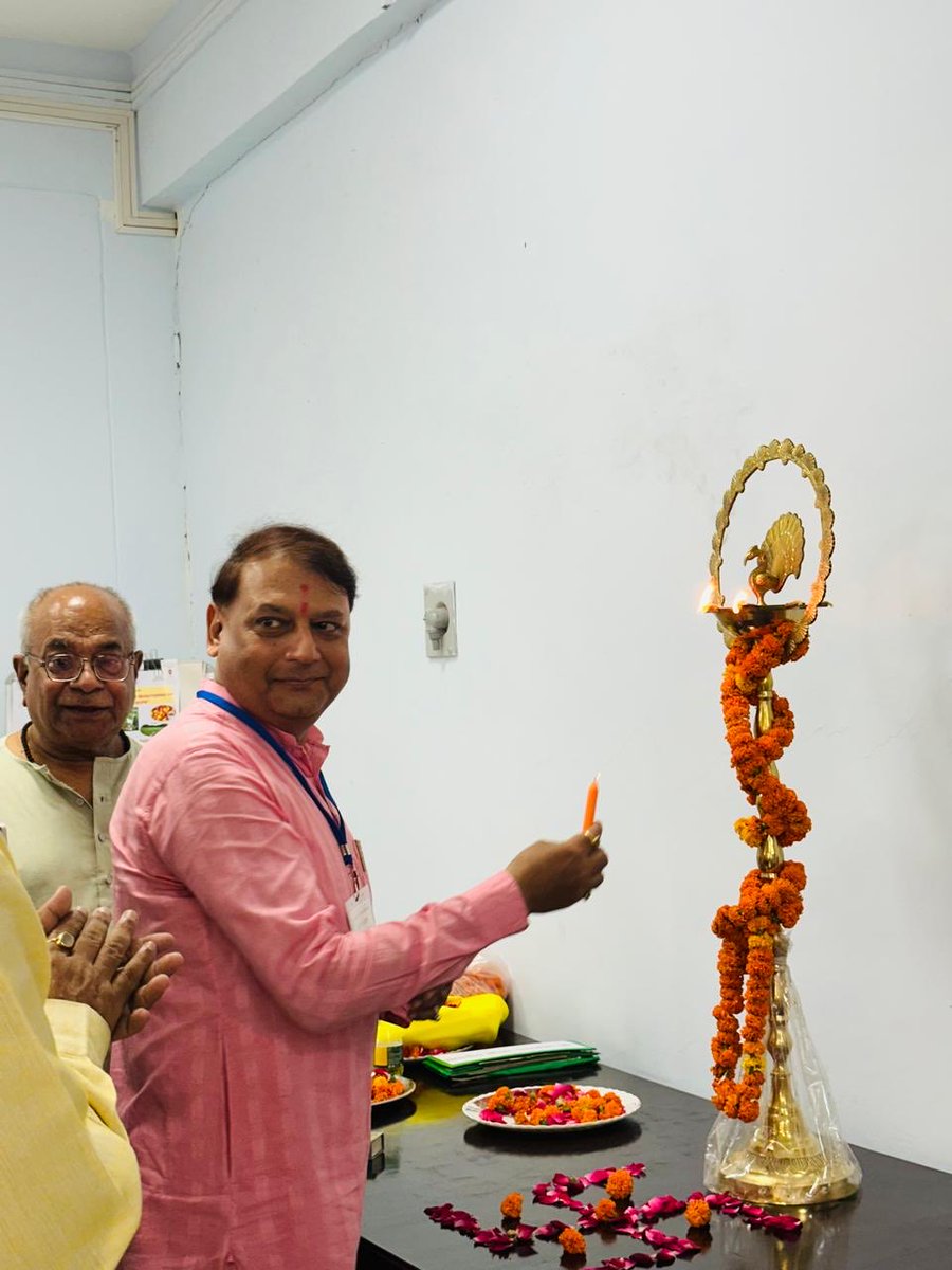 पंत नगर देवभूमि उत्तराखंड । अखिल भारतीय साहित्य परिषद द्वारा आयोजित संघ साहित्य समग्र चिंतन प्रवाह विषय पर राष्ट्रीय संगोष्ठी संपन्न । देश भर के सत्तर से अधिक विद्वानों का प्रतिभाग , दो दिनों तक गंभीर चिंतन मनन और नये संकल्पों के साथ गोष्ठी का समापन हुआ , सभी को बधाई