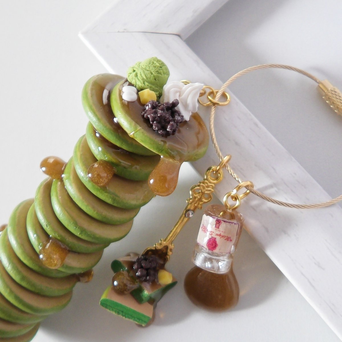 7/3は #ソフトクリームの日

ってことで
抹茶のパンケーキの上に
こっそりソフトクリームが…🍦🍵🥞

minne.com/items/15969353