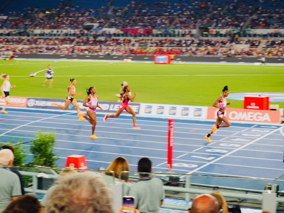 𝐴 𝑠𝑜𝑙𝑖 15 𝑎𝑛𝑛𝑖, 𝑠𝑒𝑑𝑢𝑡𝑎 𝑠𝑢𝑔𝑙𝑖 𝑠𝑝𝑎𝑙𝑡𝑖 𝑑𝑒𝑙𝑙𝑜 𝑆𝑡𝑎𝑑𝑖𝑜 𝑂𝑙𝑖𝑚𝑝𝑖𝑐𝑜 𝑝𝑒𝑟 𝑙𝑎 𝑝𝑟𝑖𝑚𝑎 𝑣𝑜𝑙𝑡𝑎, 𝑐𝑜𝑛 𝑖𝑙 𝑐𝑖𝑒𝑙𝑜 𝑑𝑖 𝑅𝑜𝑚𝑎 𝑒 𝑖𝑙 𝑐𝑢𝑜𝑟𝑒 𝑝𝑖𝑒𝑛𝑜 𝑑𝑖 𝑔𝑖𝑜𝑖𝑎, 𝑒̀ 𝑠𝑡𝑎𝑡𝑎 𝑢𝑛’𝑒𝑠𝑝𝑒𝑟𝑖𝑒𝑛𝑧𝑎 𝑐ℎ𝑒 𝑛𝑜𝑛