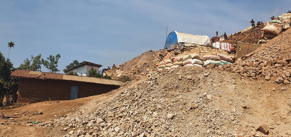 etiennemulindwa's tweet image. Série 2: ici le carré minier de #LOMERA_LUHIHI en territoire de #Kabare au #Sud_Kivu. Voici les maisons construites sur de montagnes d'OR. Maisons des autochtones qui vivent sur une mine d'OR. C'est à quelques kilomètres au Nord-Est de #Bukavu.