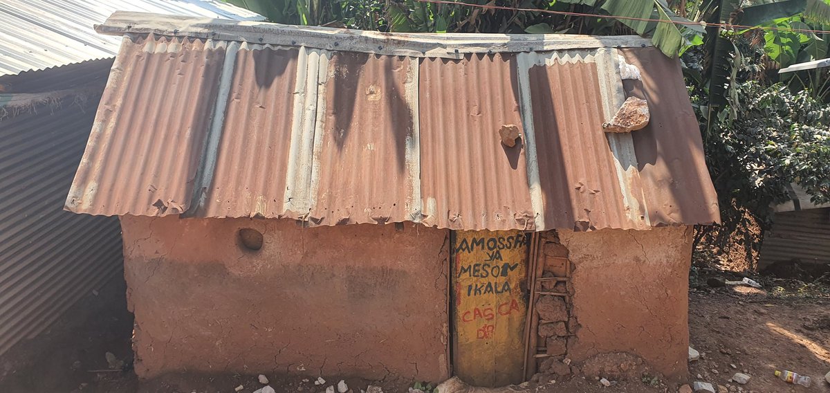 etiennemulindwa's tweet image. Série 2: ici le carré minier de #LOMERA_LUHIHI en territoire de #Kabare au #Sud_Kivu. Voici les maisons construites sur de montagnes d'OR. Maisons des autochtones qui vivent sur une mine d'OR. C'est à quelques kilomètres au Nord-Est de #Bukavu.