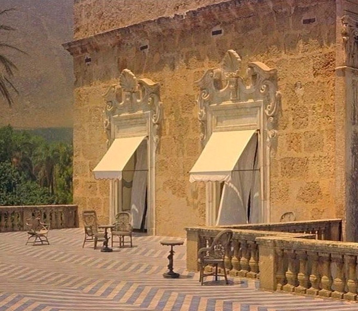 Giovedì !!!

Terrazzo settecentesco.   Sicilia