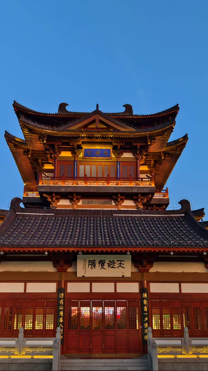 心不乱于情愫，不拘泥于往事；不畏将来风雨，不惧过去尘埃。如此甚好！