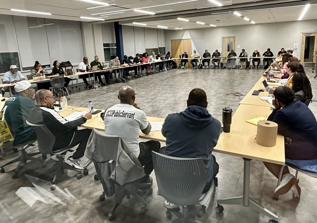 sbcmw's tweet image. No deal.
The first official negotiating session since the start of Philly’s city worker strike ended at 1:15 am Thurs with no progress on the key issue: wage increases.
Union prez Boulware said he didn’t expect talks to resume until Fri or later.
Follow Inquirer.com
