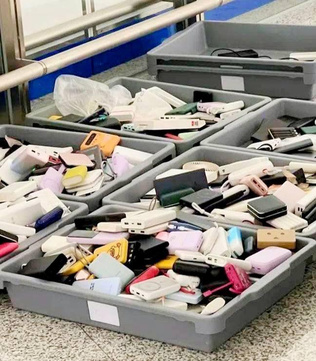 Agii020808's tweet image. ‼️БНХАУ-д зургаадугаар сарын 28-с эхлэн мөрдөгдөж эхэлсэн шинэ дүрэм ёсоор таны авч явж байгаа Power bank чинь CCC гэсэн тэмдэглэгээ байхгүй л бол онгоцны буудал дээр хураагдаж үлдэх шаардлагатай болсон шүү!!!
#гэнээ