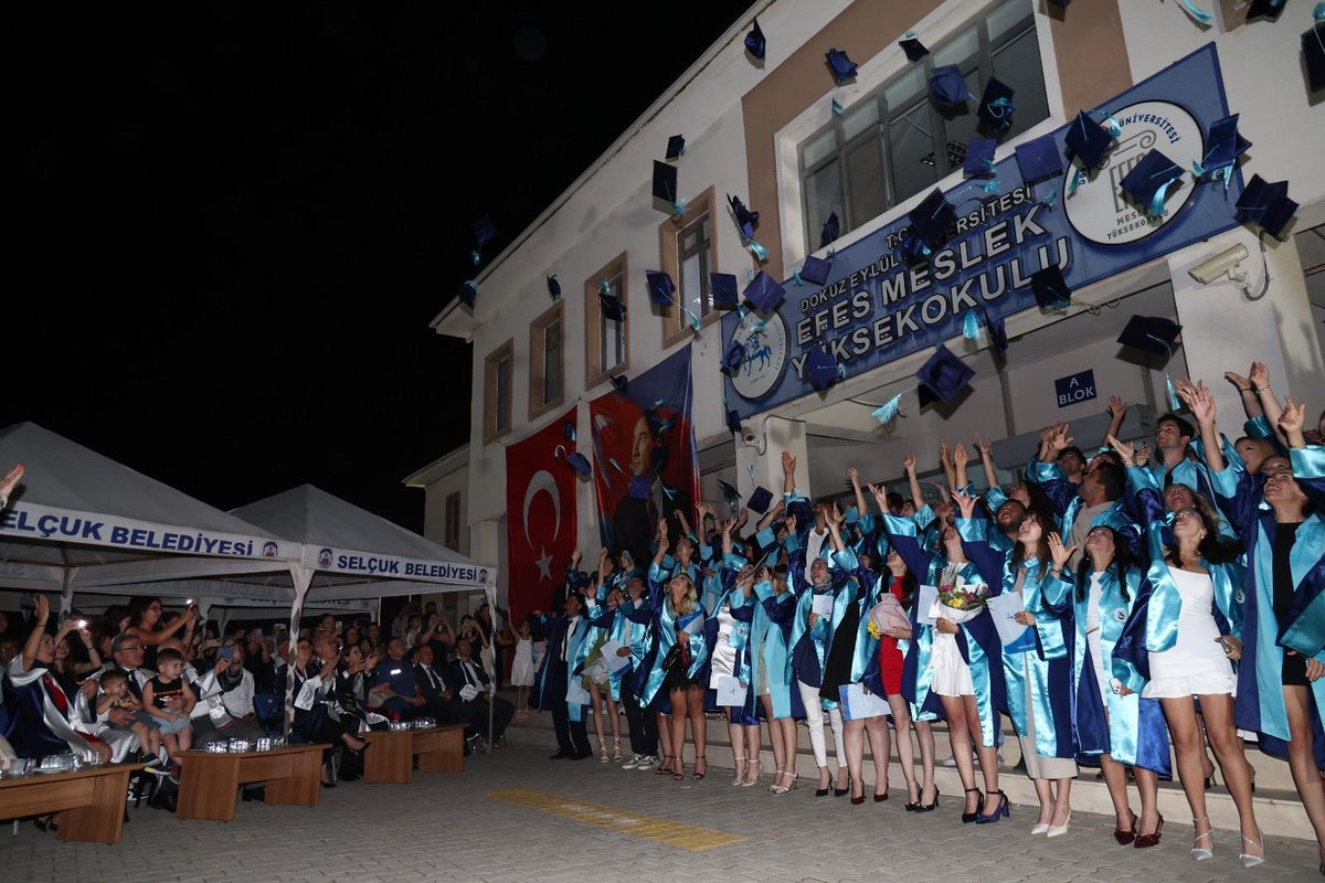 universitemDEU's tweet photo. 🎓 Efes Meslek Yüksekokulumuzun (MYO) 2024-2025 Akademik Yılı mezuniyet töreni gerçekleştirildi.

🏫 Selçuk Kaymakamı Oğuz Alp Çağlar, Rektörümüz Prof. Dr. Bayram Yılmaz, Rektör Yardımcılarımız Prof. Dr. Caner Çavdar, Prof. Dr. Dilşen İnce Erdoğan, Prof. Dr. Hamdi Şükür Kılıç, Efes MYO Müdürümüz Doç. Dr. Eda Avcı, akademik ve idari birim yöneticilerimiz, akademisyenlerimiz ve öğrencilerimizin değerli aileleri yeni mezunlarımızın sevincine ortak oldular.

🗣️ Açılış konuşmasını 1.’likle mezun olan öğrencimizin yaptığı törende sırasıyla Efes MYO Müdürümüz, Selçuk Kaymakamı ve Rektörümüz konuştu.

🗣️ Konuşmasına yeni mezun öğrencilerimizin ailelerine ve Meslek Yüksekokulumuzun idari ve akademik personeline teşekkür ederek başlayan Rektör Yılmaz, mezunlarımıza hitaben şunları ifade etti: “Burası Dokuz Eylül Üniversitesi. Burası her zaman sizin eviniz. Sizlerin profesyonel hayatta göstereceğiniz başarıları, güzel haberleri dört gözle bekleyeceğiz. Bunlardan gurur duyacağız. Burada iyi bir eğitim aldınız. Dokuz Eylül Üniversitesi gibi bir marka üniversitesinin diplomasıyla mezun oluyorsunuz. Mezun olduğunuz branşlarda sizlere ihtiyaç var. Daha da önemlisi devletimizin, insanlığın, hem liyakatli hem de meslek etiğine bağlı; atasından aldığı geleneği, kültürü, insanlık değerlerini ilke edinen ve buna göre davranan; devletine, bayrağına sadakatle hizmet edecek mezunlara ihtiyaç var. Bizim mezunlarımızın zaten böyle olduğundan hiç kuşkumuz yok. Sevgili mezunlarım��z, mezuniyet ordumuza hoş geldiniz. Yolunuz, bahtınız açık olsun.”

💃 Törende sahne alan halk dansları topluluğu, mezuniyet coşkusunu paylaşan katılımcılara keyifli anlar yaşattı. 

🏅🔨 Yüksekokul 1.’miz, yaş kütüğüne ismini çaktıktan sonra dereceye giren öğrencilerimize başarı belgelerinin takdimiyle devam eden tören, kep atma seramonisiyle son buldu.

Yeni mezunlarımıza başarılı bir kariyer ve mutlu bir yaşam diliyoruz. 

@Deu_EfesMyo