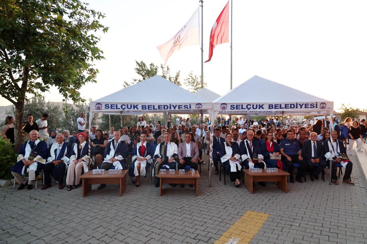 universitemDEU's tweet photo. 🎓 Efes Meslek Yüksekokulumuzun (MYO) 2024-2025 Akademik Yılı mezuniyet töreni gerçekleştirildi.

🏫 Selçuk Kaymakamı Oğuz Alp Çağlar, Rektörümüz Prof. Dr. Bayram Yılmaz, Rektör Yardımcılarımız Prof. Dr. Caner Çavdar, Prof. Dr. Dilşen İnce Erdoğan, Prof. Dr. Hamdi Şükür Kılıç, Efes MYO Müdürümüz Doç. Dr. Eda Avcı, akademik ve idari birim yöneticilerimiz, akademisyenlerimiz ve öğrencilerimizin değerli aileleri yeni mezunlarımızın sevincine ortak oldular.

🗣️ Açılış konuşmasını 1.’likle mezun olan öğrencimizin yaptığı törende sırasıyla Efes MYO Müdürümüz, Selçuk Kaymakamı ve Rektörümüz konuştu.

🗣️ Konuşmasına yeni mezun öğrencilerimizin ailelerine ve Meslek Yüksekokulumuzun idari ve akademik personeline teşekkür ederek başlayan Rektör Yılmaz, mezunlarımıza hitaben şunları ifade etti: “Burası Dokuz Eylül Üniversitesi. Burası her zaman sizin eviniz. Sizlerin profesyonel hayatta göstereceğiniz başarıları, güzel haberleri dört gözle bekleyeceğiz. Bunlardan gurur duyacağız. Burada iyi bir eğitim aldınız. Dokuz Eylül Üniversitesi gibi bir marka üniversitesinin diplomasıyla mezun oluyorsunuz. Mezun olduğunuz branşlarda sizlere ihtiyaç var. Daha da önemlisi devletimizin, insanlığın, hem liyakatli hem de meslek etiğine bağlı; atasından aldığı geleneği, kültürü, insanlık değerlerini ilke edinen ve buna göre davranan; devletine, bayrağına sadakatle hizmet edecek mezunlara ihtiyaç var. Bizim mezunlarımızın zaten böyle olduğundan hiç kuşkumuz yok. Sevgili mezunlarım��z, mezuniyet ordumuza hoş geldiniz. Yolunuz, bahtınız açık olsun.”

💃 Törende sahne alan halk dansları topluluğu, mezuniyet coşkusunu paylaşan katılımcılara keyifli anlar yaşattı. 

🏅🔨 Yüksekokul 1.’miz, yaş kütüğüne ismini çaktıktan sonra dereceye giren öğrencilerimize başarı belgelerinin takdimiyle devam eden tören, kep atma seramonisiyle son buldu.

Yeni mezunlarımıza başarılı bir kariyer ve mutlu bir yaşam diliyoruz. 

@Deu_EfesMyo