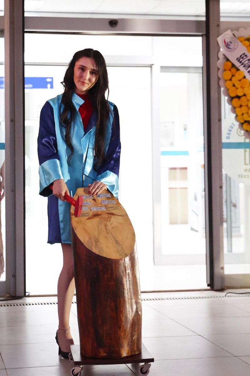 universitemDEU's tweet photo. 🎓 Efes Meslek Yüksekokulumuzun (MYO) 2024-2025 Akademik Yılı mezuniyet töreni gerçekleştirildi.

🏫 Selçuk Kaymakamı Oğuz Alp Çağlar, Rektörümüz Prof. Dr. Bayram Yılmaz, Rektör Yardımcılarımız Prof. Dr. Caner Çavdar, Prof. Dr. Dilşen İnce Erdoğan, Prof. Dr. Hamdi Şükür Kılıç, Efes MYO Müdürümüz Doç. Dr. Eda Avcı, akademik ve idari birim yöneticilerimiz, akademisyenlerimiz ve öğrencilerimizin değerli aileleri yeni mezunlarımızın sevincine ortak oldular.

🗣️ Açılış konuşmasını 1.’likle mezun olan öğrencimizin yaptığı törende sırasıyla Efes MYO Müdürümüz, Selçuk Kaymakamı ve Rektörümüz konuştu.

🗣️ Konuşmasına yeni mezun öğrencilerimizin ailelerine ve Meslek Yüksekokulumuzun idari ve akademik personeline teşekkür ederek başlayan Rektör Yılmaz, mezunlarımıza hitaben şunları ifade etti: “Burası Dokuz Eylül Üniversitesi. Burası her zaman sizin eviniz. Sizlerin profesyonel hayatta göstereceğiniz başarıları, güzel haberleri dört gözle bekleyeceğiz. Bunlardan gurur duyacağız. Burada iyi bir eğitim aldınız. Dokuz Eylül Üniversitesi gibi bir marka üniversitesinin diplomasıyla mezun oluyorsunuz. Mezun olduğunuz branşlarda sizlere ihtiyaç var. Daha da önemlisi devletimizin, insanlığın, hem liyakatli hem de meslek etiğine bağlı; atasından aldığı geleneği, kültürü, insanlık değerlerini ilke edinen ve buna göre davranan; devletine, bayrağına sadakatle hizmet edecek mezunlara ihtiyaç var. Bizim mezunlarımızın zaten böyle olduğundan hiç kuşkumuz yok. Sevgili mezunlarım��z, mezuniyet ordumuza hoş geldiniz. Yolunuz, bahtınız açık olsun.”

💃 Törende sahne alan halk dansları topluluğu, mezuniyet coşkusunu paylaşan katılımcılara keyifli anlar yaşattı. 

🏅🔨 Yüksekokul 1.’miz, yaş kütüğüne ismini çaktıktan sonra dereceye giren öğrencilerimize başarı belgelerinin takdimiyle devam eden tören, kep atma seramonisiyle son buldu.

Yeni mezunlarımıza başarılı bir kariyer ve mutlu bir yaşam diliyoruz. 

@Deu_EfesMyo
